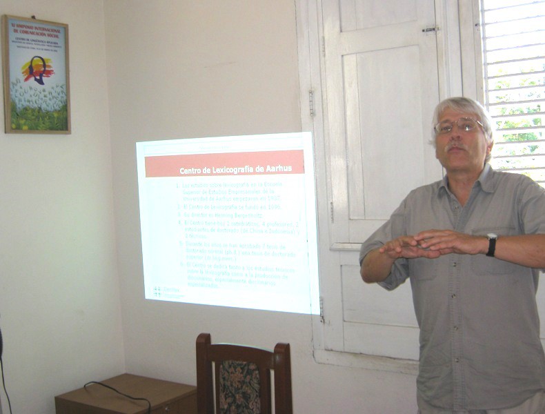 El Dr. Sven Tarp ofrece una conferencia en el CLA