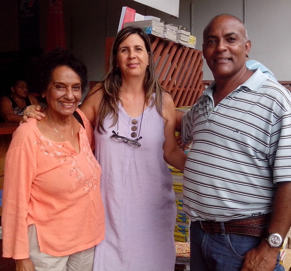 Leonel Ruiz junto con Marta Rojas y la exdirectora de la editorial Oriente