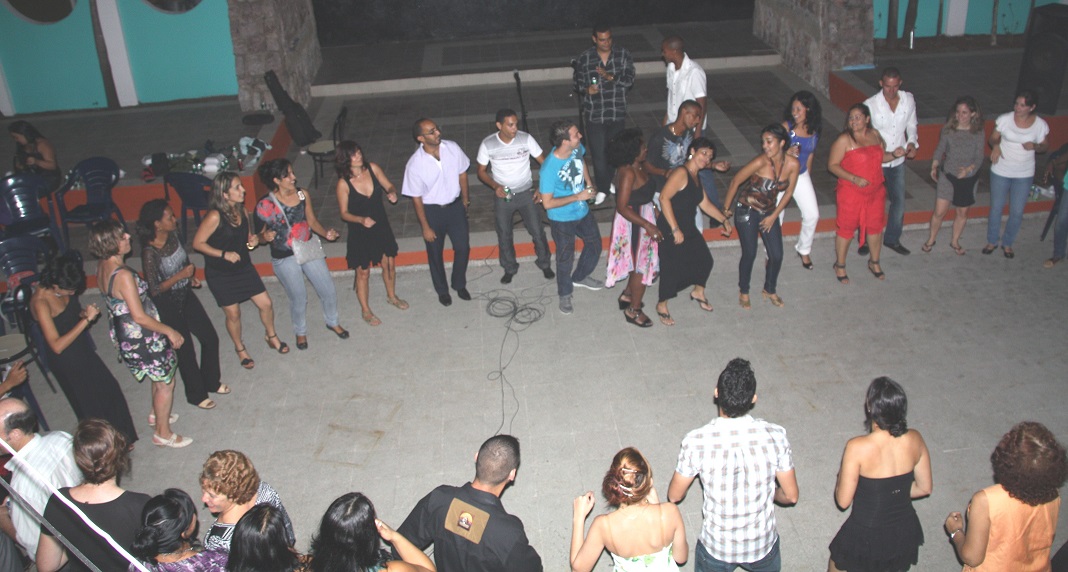Los asistentes al Simposio celebrando en el coctel de bienvenida