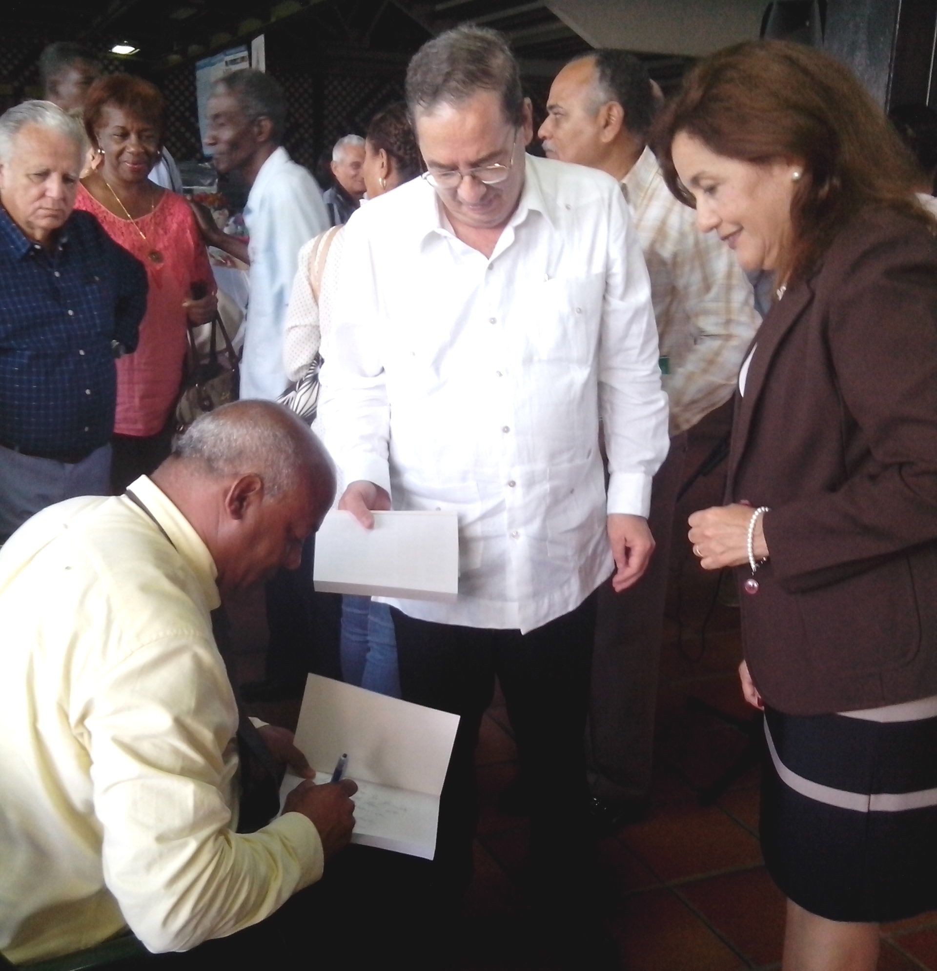Our director dedicates one of the results of the Center to the Minister of CITMA