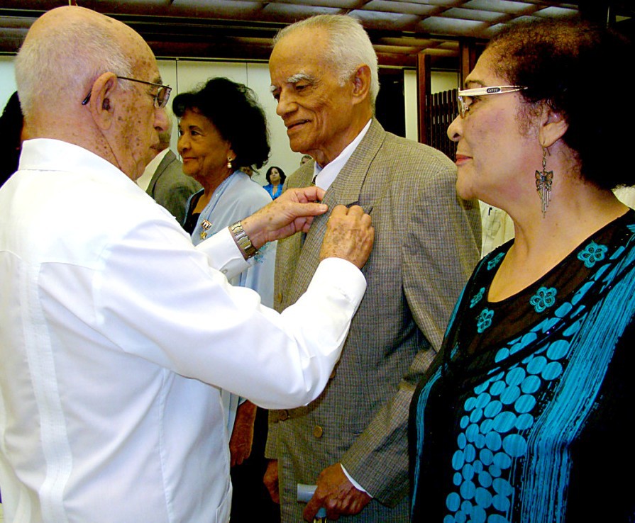 Vitelio being decorated as a Hero of the Republic of Cuba